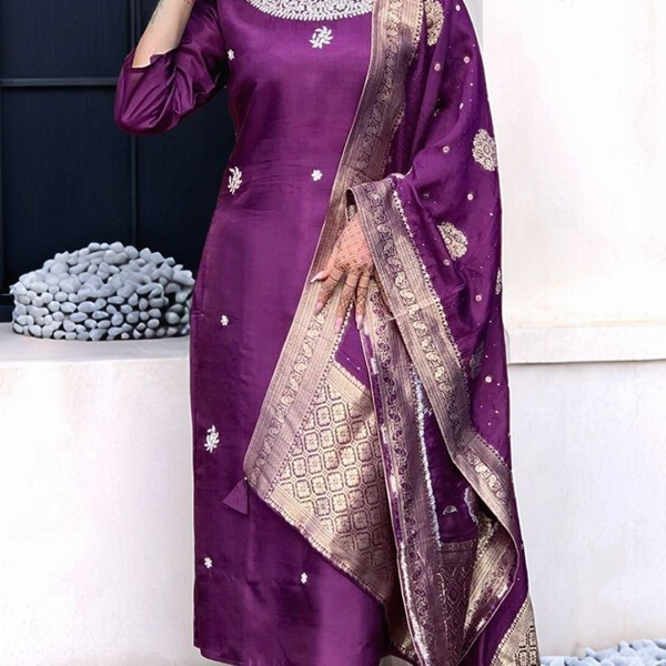 Aaghnya Women Floral Embroidered Regular Kurta & Trousers & Dupatta