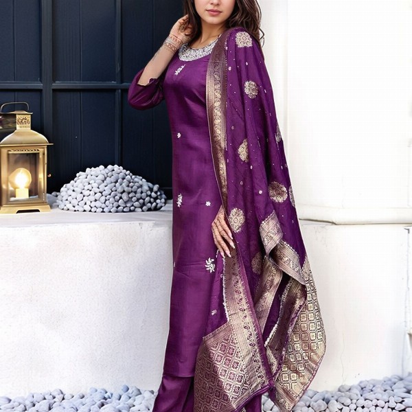 Aaghnya Women Floral Embroidered Regular Kurta & Trousers & Dupatta