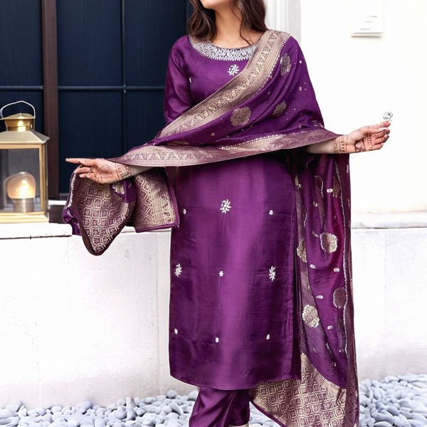 Aaghnya Women Floral Embroidered Regular Kurta & Trousers & Dupatta