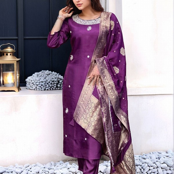 Aaghnya Women Floral Embroidered Regular Kurta & Trousers & Dupatta