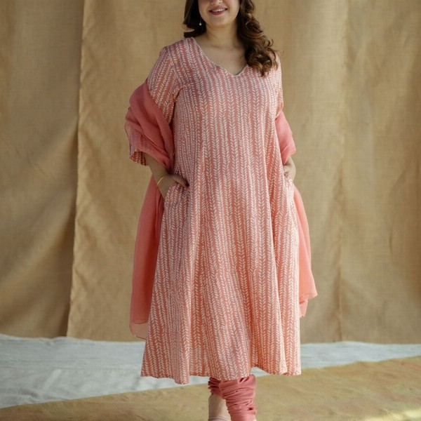 THE INDIAN ETHNIC CO Floral Printed Cotton V-Neck Thread Work Kali Kurta