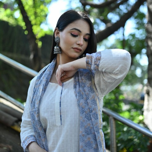 KAHVA Checked Regular Kurta with Trousers & Dupatta