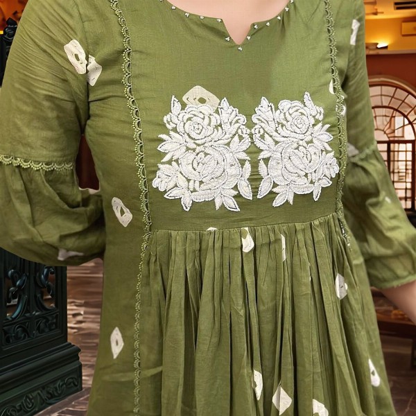 Aaghnya Women Ethnic Motifs Embroidered Kurta with Trousers