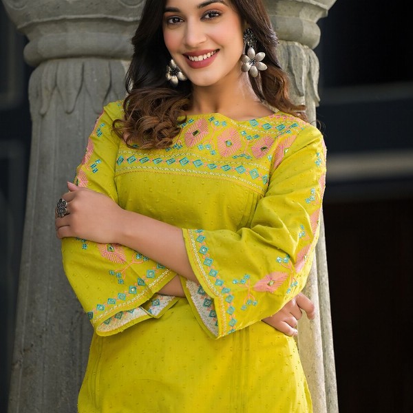 Varanga Women Floral Thread Embroidered Yoke Design Straight Kurta